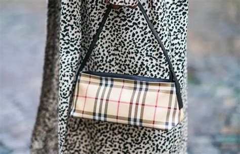 does burberry use ykk zippers